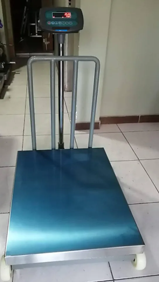 Balanza de piso con ruedas